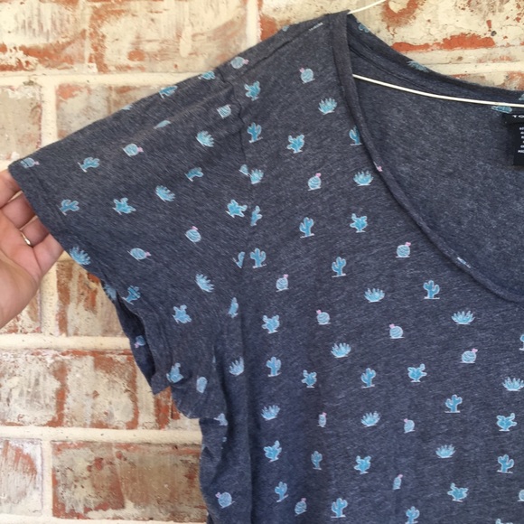 Torrid Cactus Print V-Neck Gray Pocket Tee 3X - Picture 6 of 11